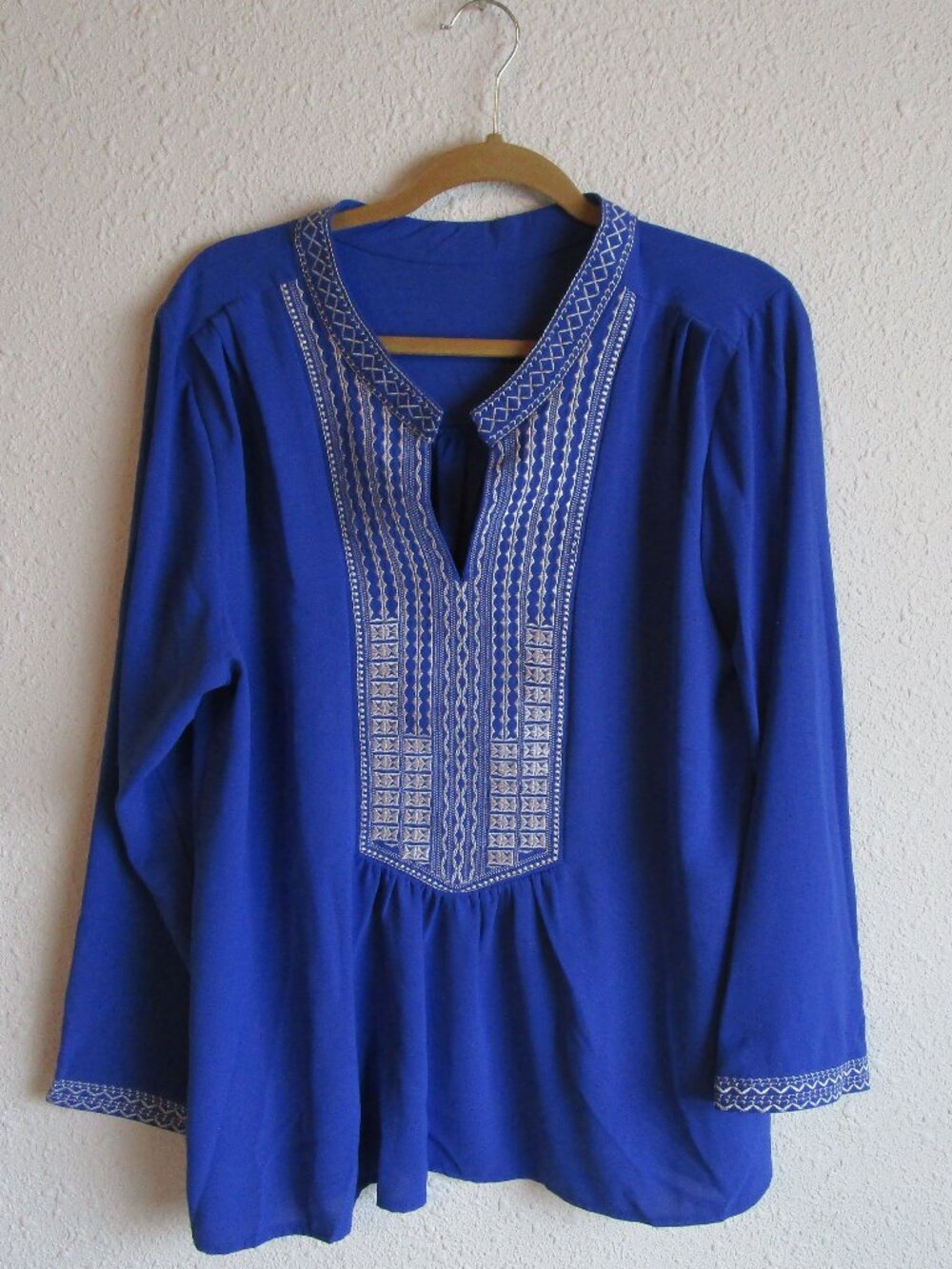 Blue tunic blouse Size 2X with embroidered front and keyhole neck.